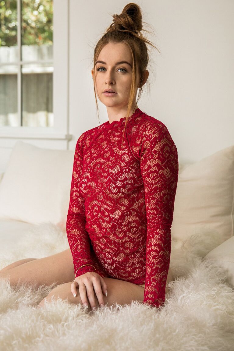 20P A adolescente Danni Rivers posa em sua lingerie de renda transparente antes de ser enegrecida