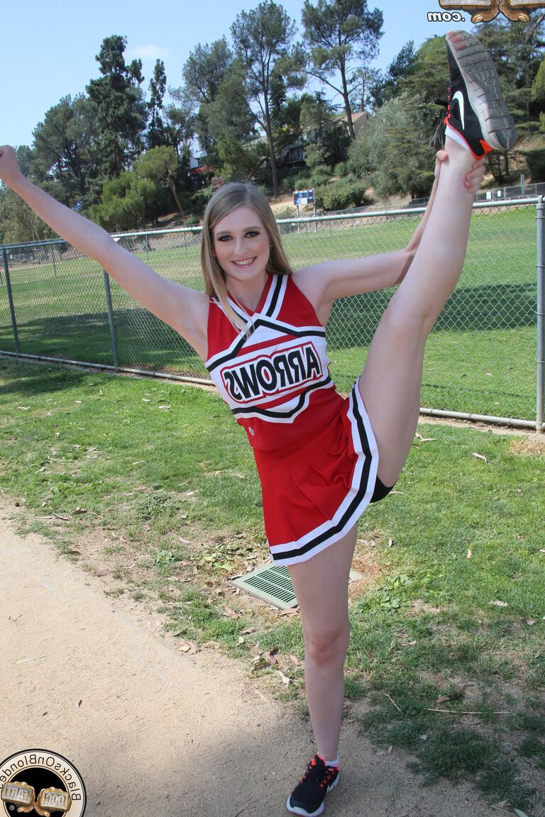 21P Die bezaubernde blonde Cheerleaderin Summer Carter wird von drei Schwänzen geschwärzt