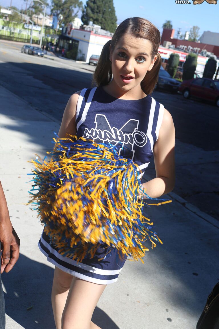 21P Die junge Cheerleaderin Kasey Warner lässt sich von zwei großen schwarzen Schwänzen in die Muschi ficken