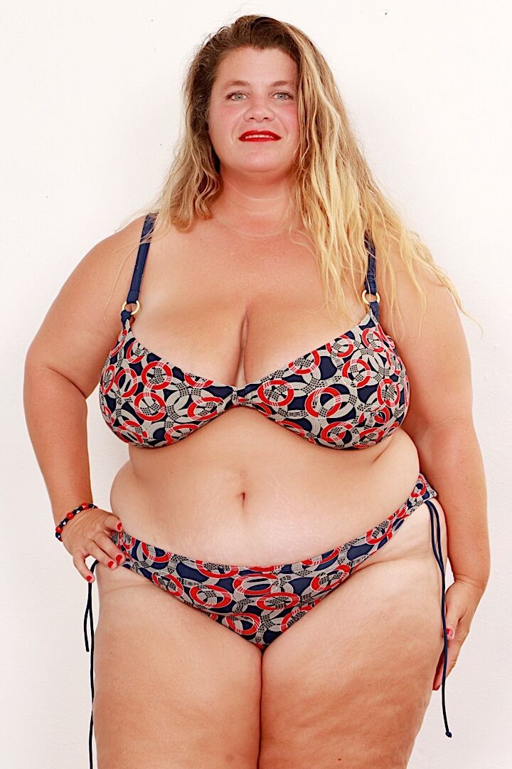16P 年上の SSBBW ヘイリー ジェーンがビキニトップから巨大なおっぱいを脱いでオナニー