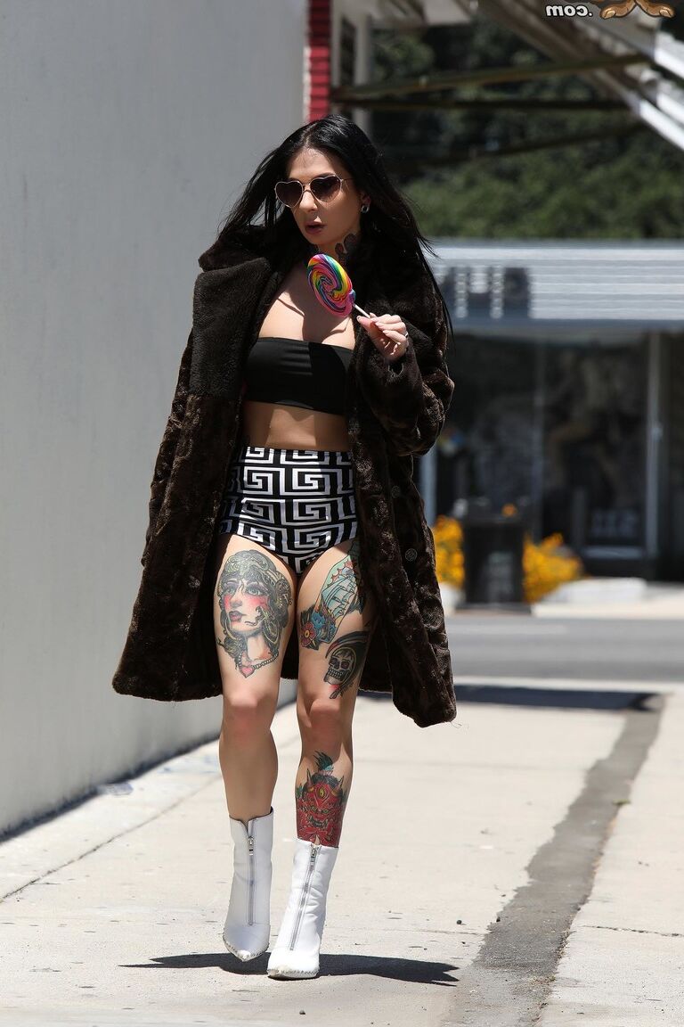21P La pequeña MILF tatuada Joanna Angel gime mientras tiene sexo anal salvaje con una BBC