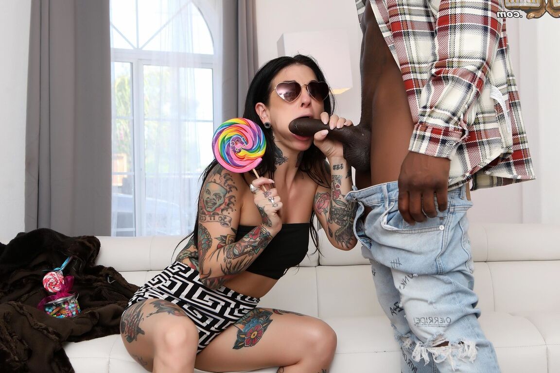 21P La pequeña MILF tatuada Joanna Angel gime mientras tiene sexo anal salvaje con una BBC
