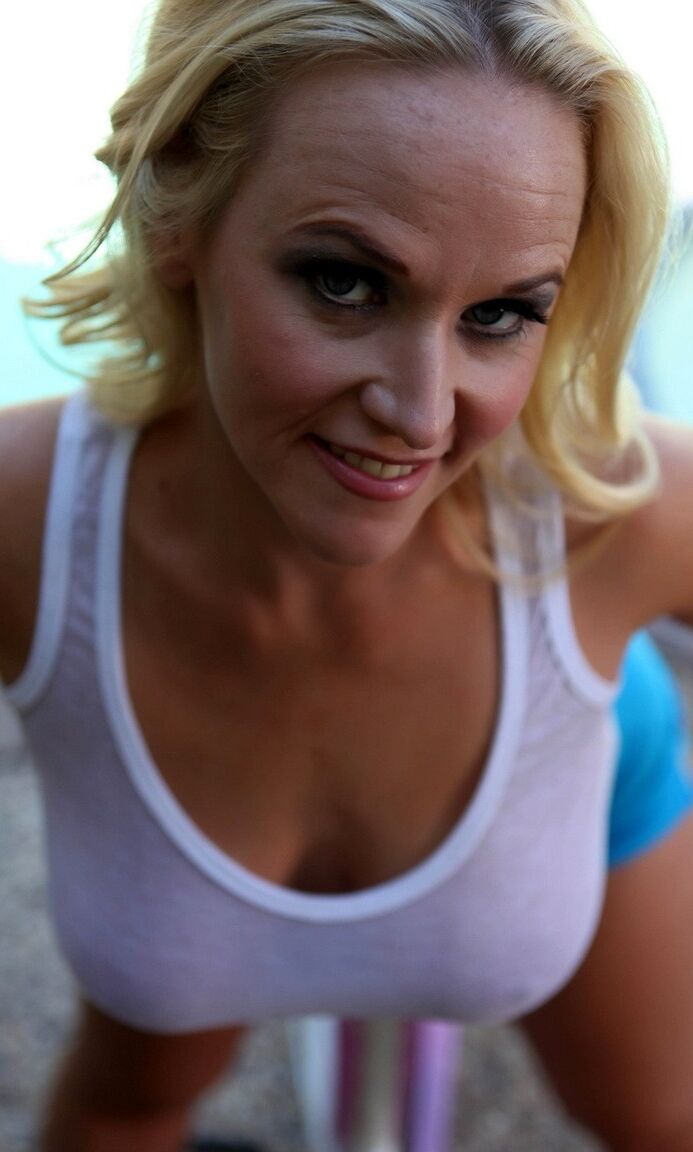 17P Rubia BBW Dee Siren muestra su gran trasero en pantalones cortos encima de una bicicleta