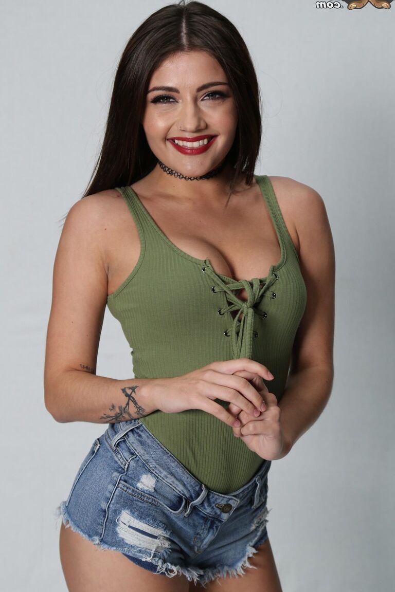 21P Garota atraente Adria Rae prova porra depois de ser fodida por um buraco de glória BBC