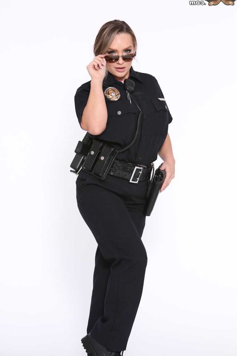 21P 巨乳警官カリ カーターが服を脱がされ、2 人の黒人泥棒に犯される