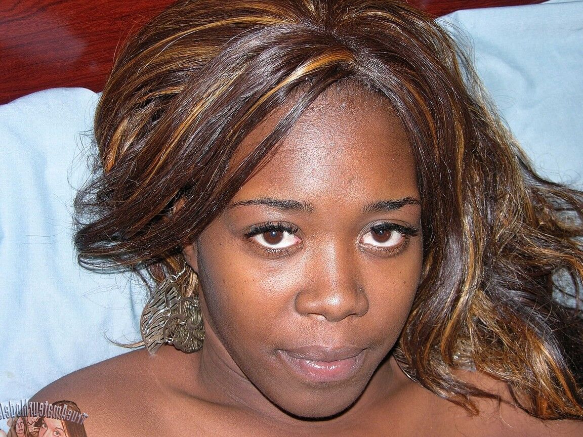 16P Ebony first timer Sheena Sheena shows her stretch marked body in the nude