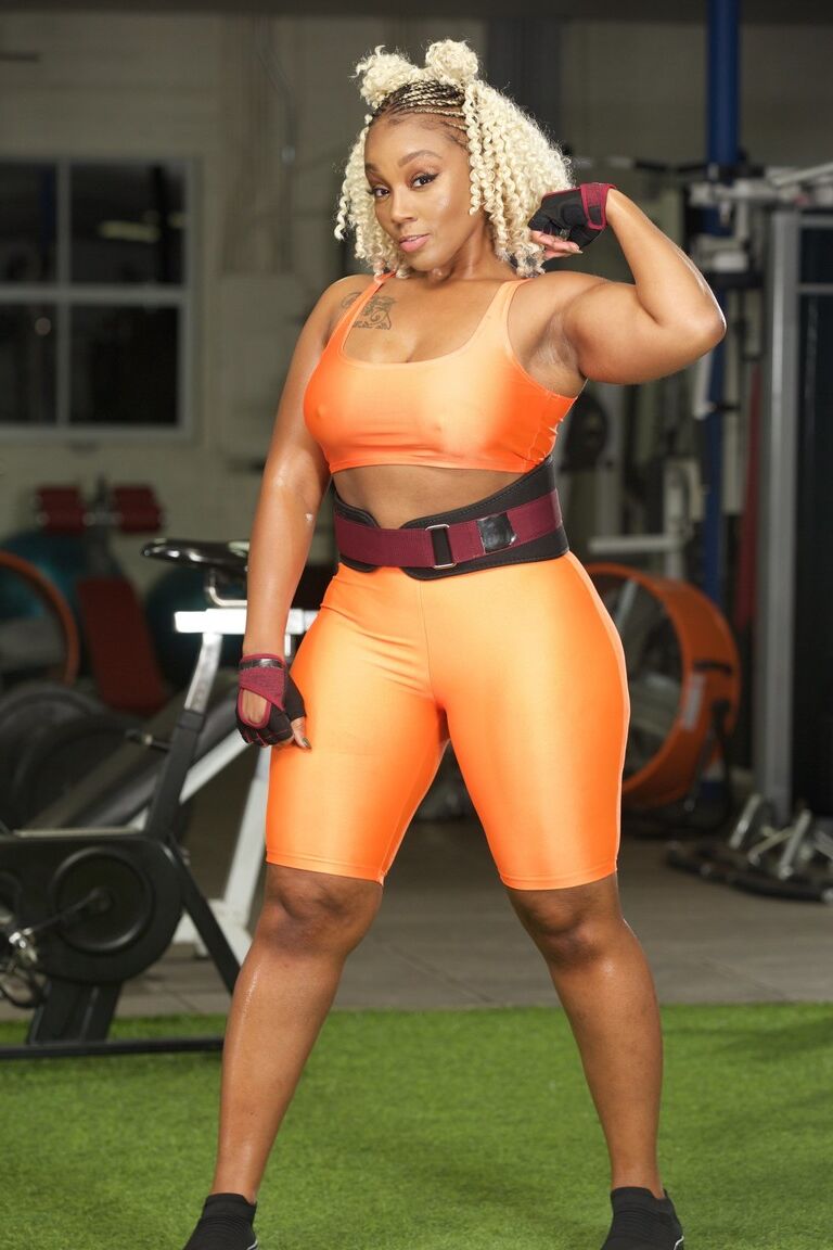20P Blonde ebony Mimi Curvaceous shows her bubble bum while riding a dick