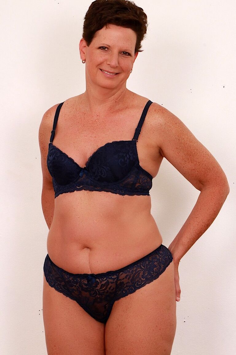 16P Beth Mckenna, une femme mûre, enlève son soutien-gorge et sa culotte avant de sucer
