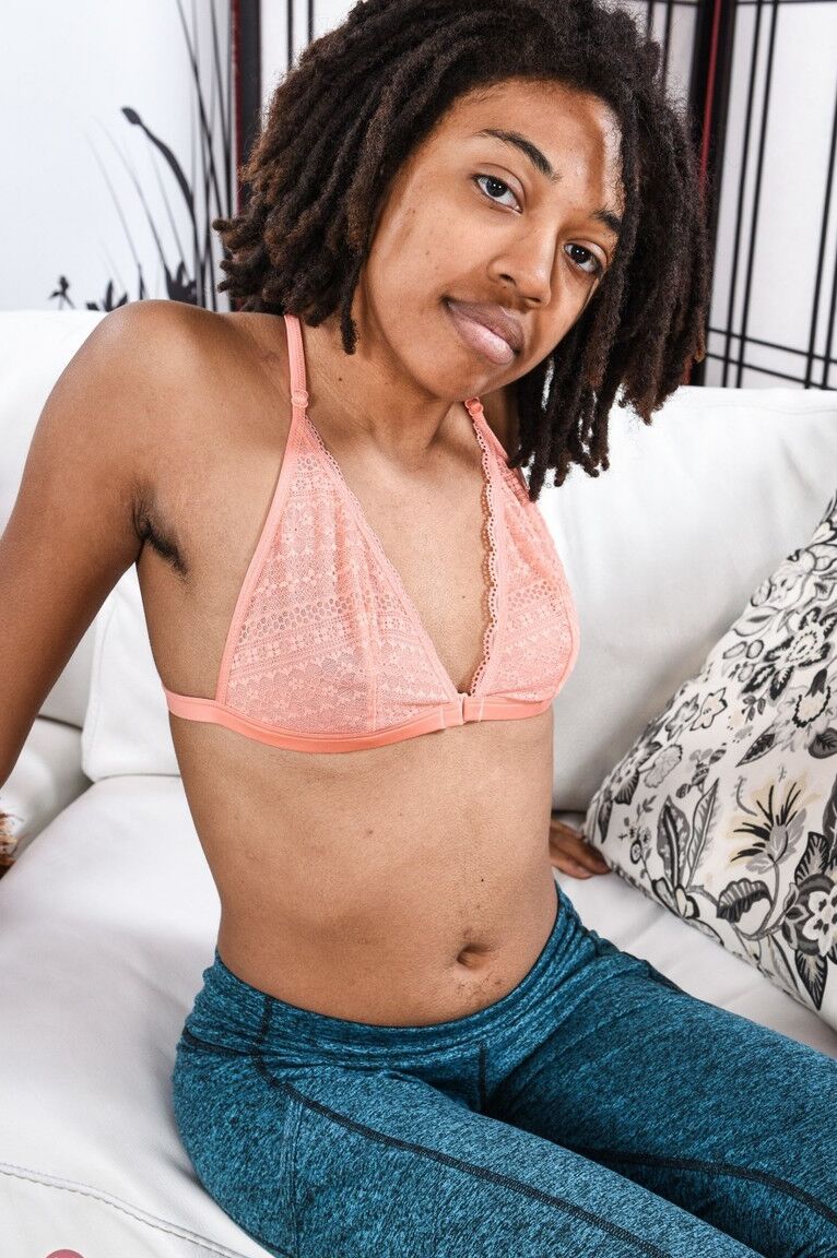 21P Ebony con rastas Olivia Green expone su agujero del amor y lo estira de par en par
