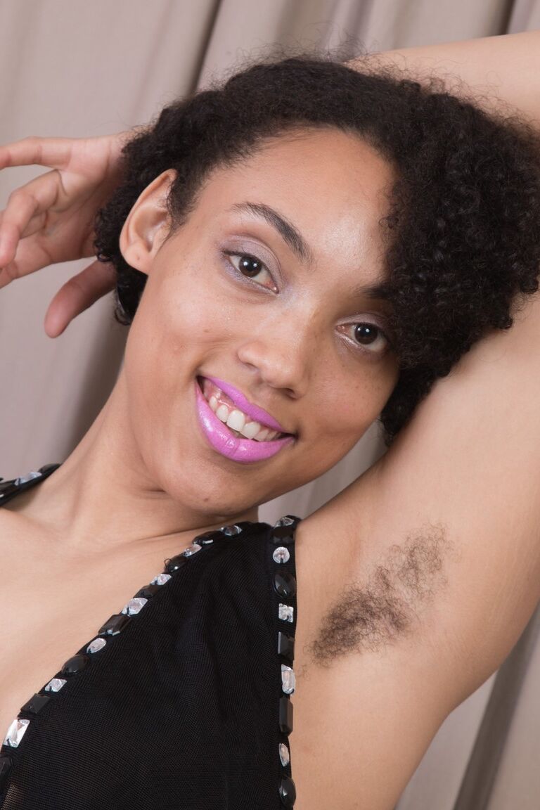 Tori Chic, une jeune afro-américaine de 21P, exhibe son corps poilu et son entrejambe touffu.