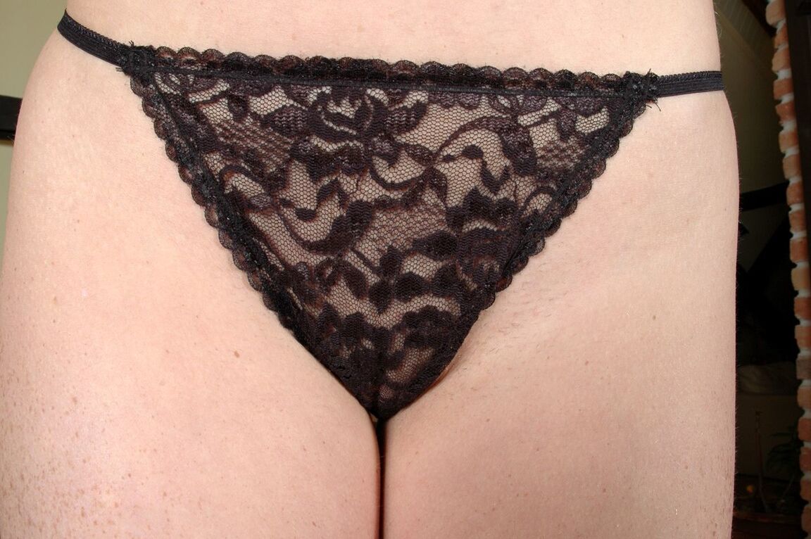 20P Busty Mischel Song exibindo seus peitos grandes e inchados