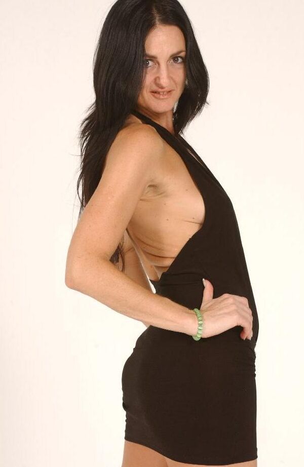 18P La MILF de pelo negro Lake Russell muestra sus tetas después de un striptease travieso