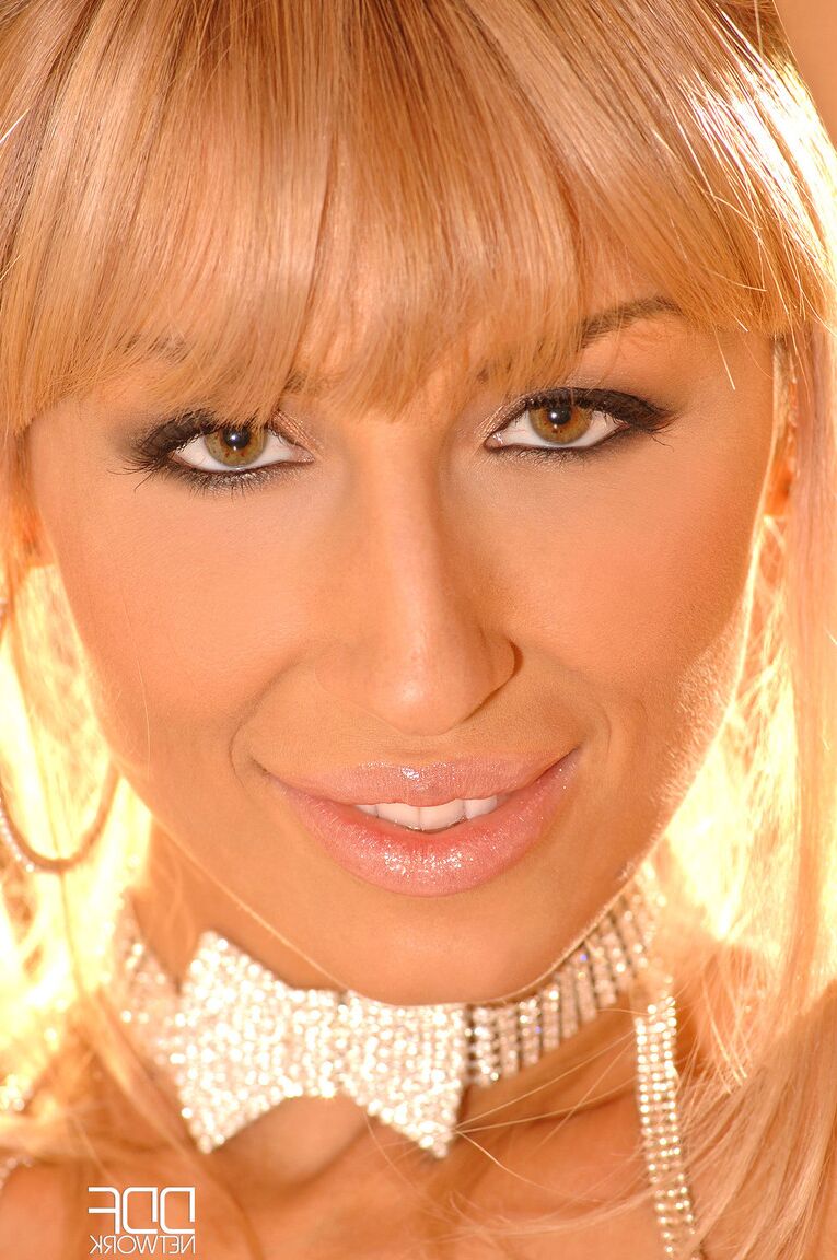 21P La sensacional rubia Sexy Venera soltando sus caídas tetas naturales