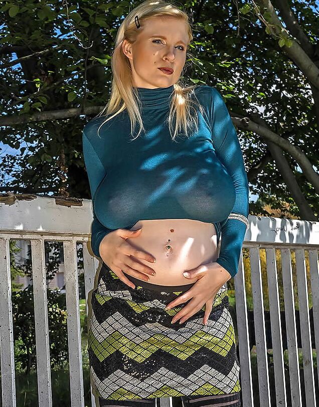15P German MILF Casey Deluxe mostra seus peitos grandes e posa em meias