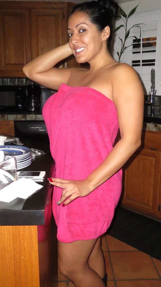 16P Curvy Latina Kiara Mia frees her mega big tits & flaunts massive bubble butt