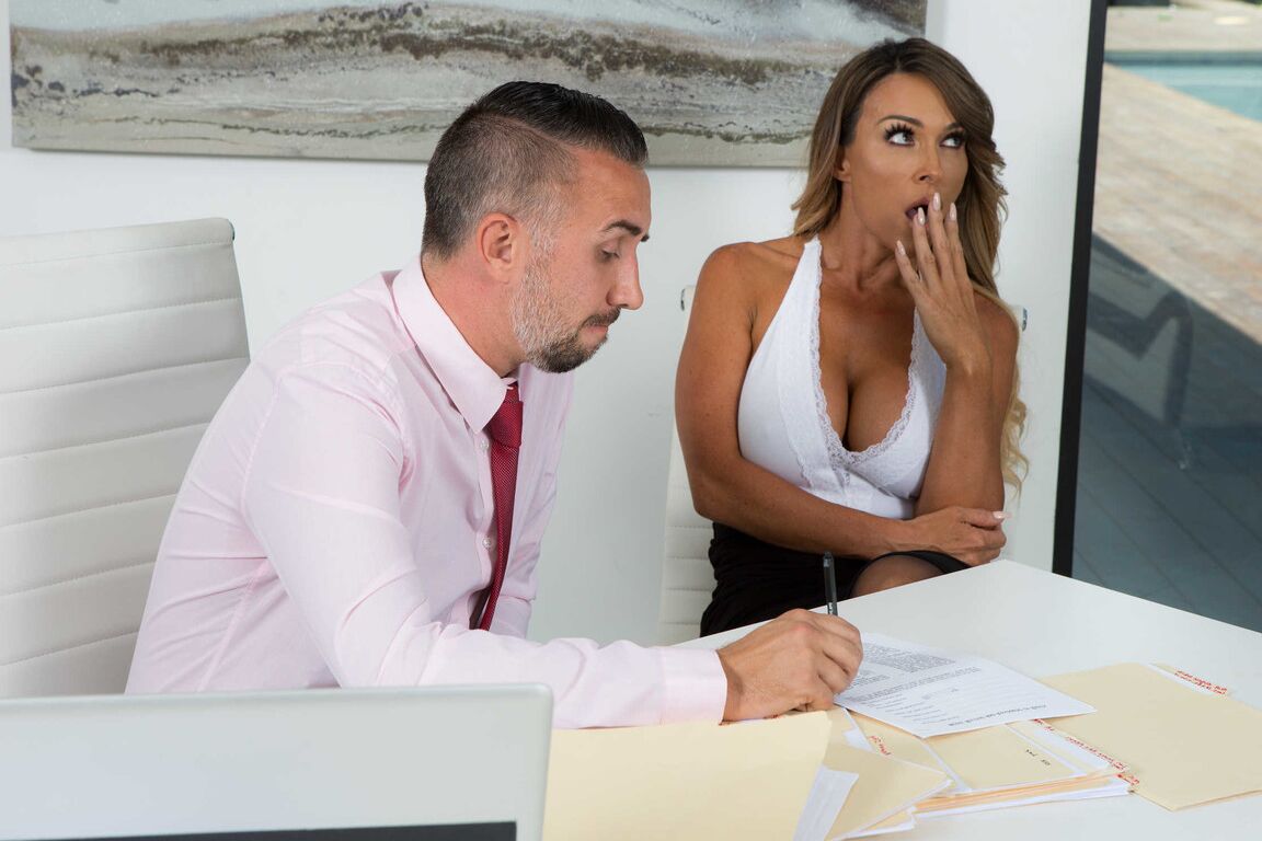21P La jefa tetona Aubrey Black le hace a su empleada una paja con los pies y una paja con las tetas en el trabajo