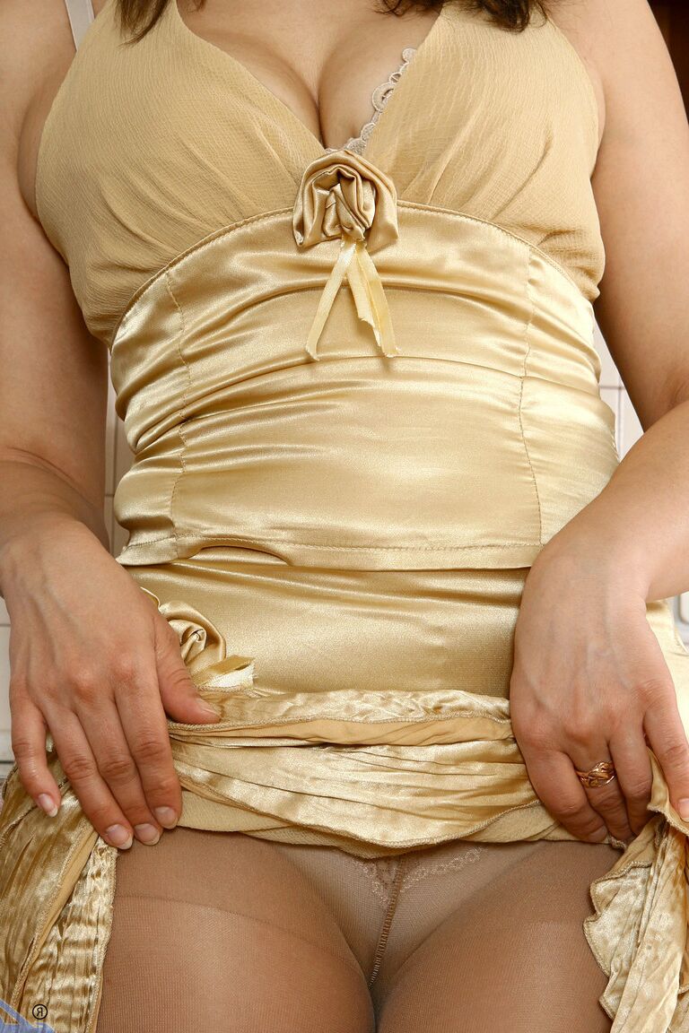 21P A mãe amadora Lana tira o vestido dourado e se masturba na cozinha