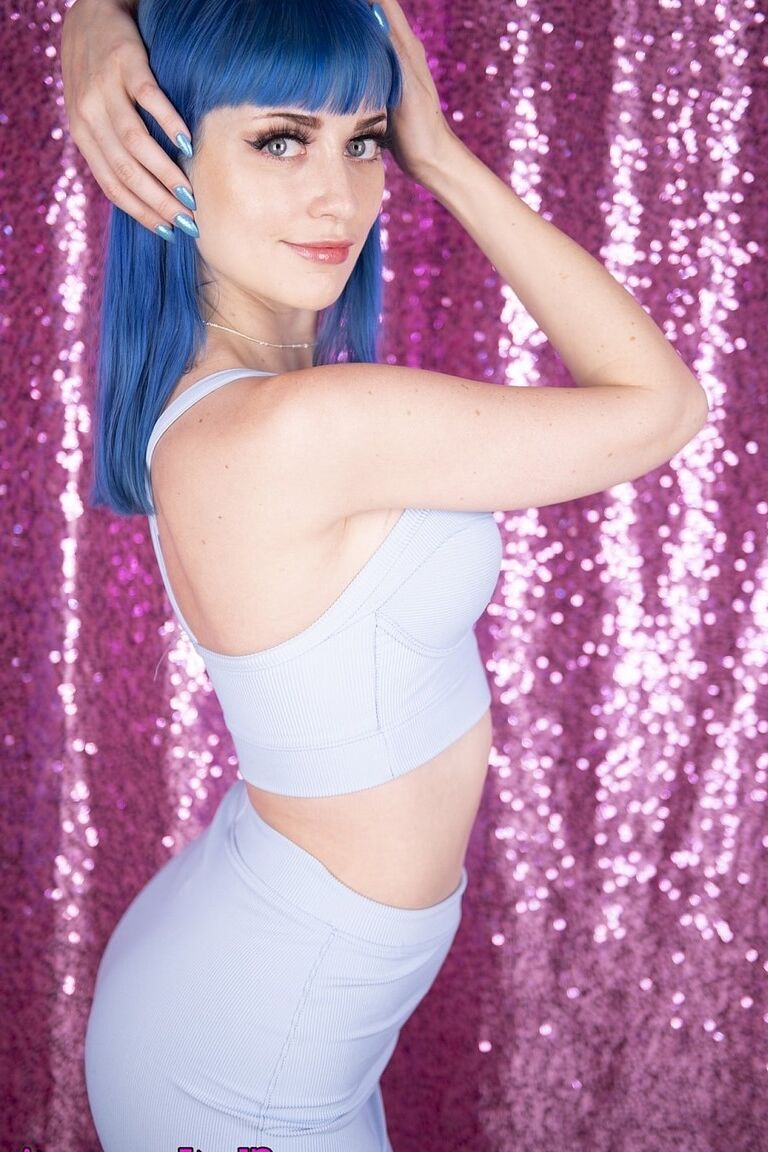 21P Sexy adolescente alemã Jewelz Blu exibindo seus peitos grandes