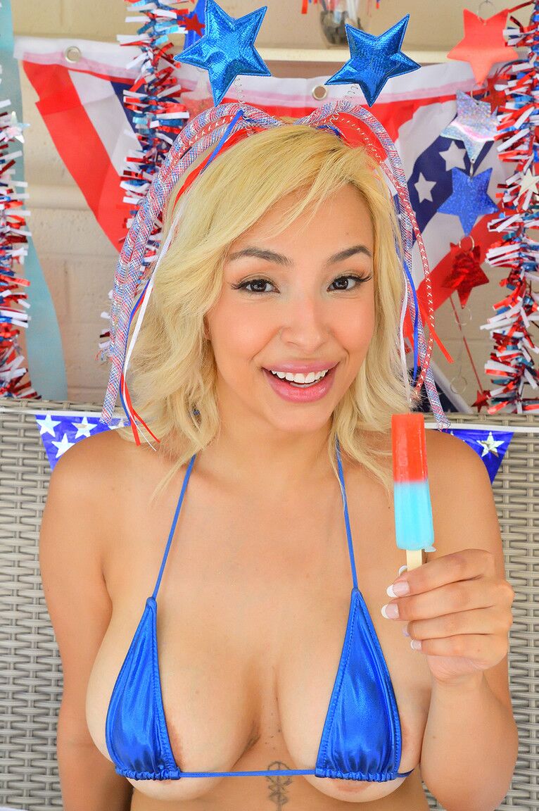 15P La douce blonde Lauren expose ses gros seins avant de se masturber avec des jouets