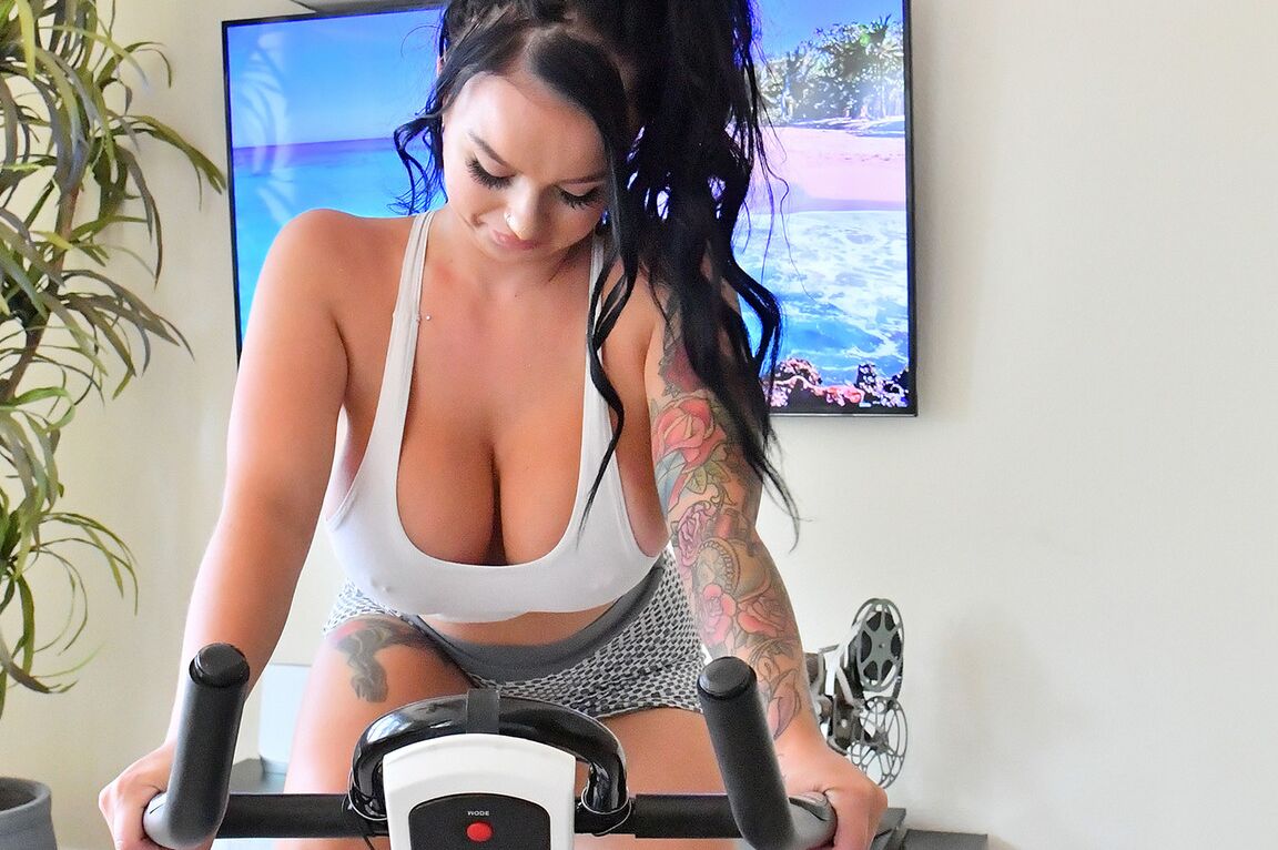 15P La atlética morena Payton expone sus grandes tetas y su coño durante un entrenamiento