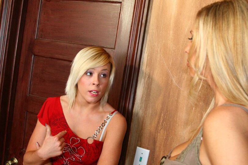 21P La hermosa MILF rubia Jordan Kingsley da placer a la enorme erección de un joven