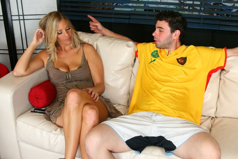 21P La hermosa MILF rubia Jordan Kingsley da placer a la enorme erección de un joven