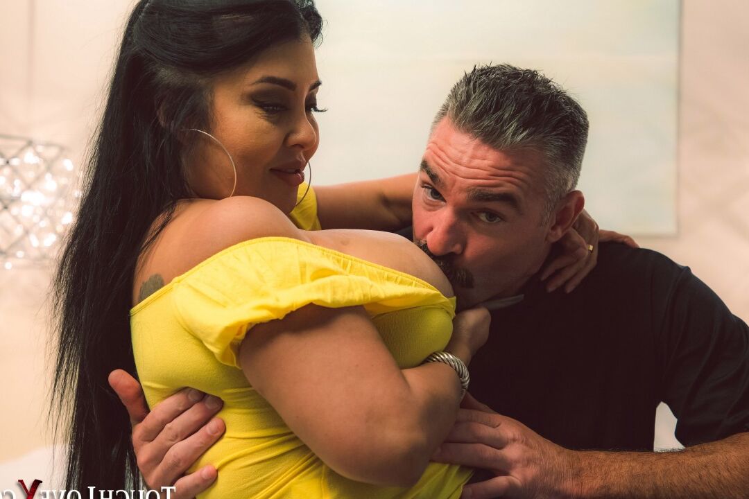 20P 巨乳のラティーナ女ジェイリーン・リオが悪魔祓い中に司祭を誘惑する