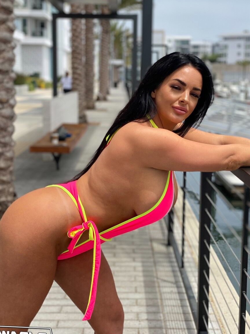 21P Gata com seios grandes Jessica Annelle posa em um maiô rosa ao ar livre