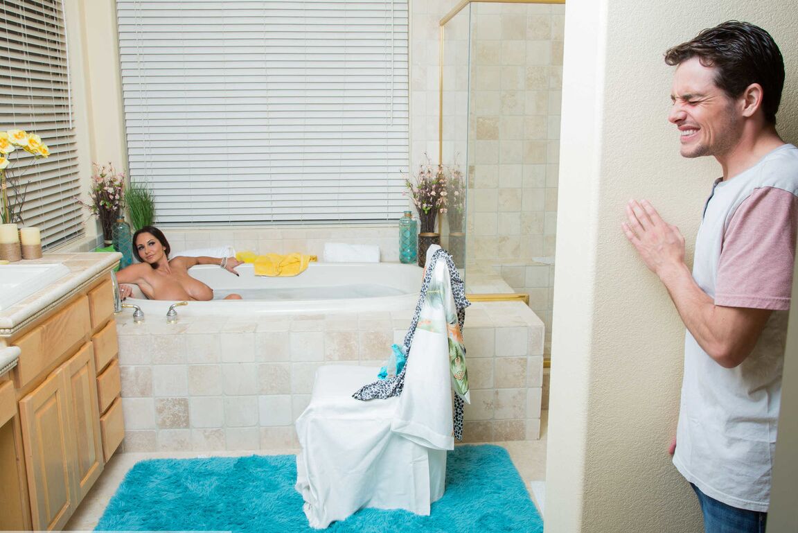 21P La madre apilada Ava Addams le da a su hijastro voyeur una follada de tetas caliente en el baño