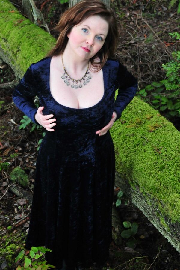 15P Die ältere Dame Tasty Trixie zieht im Wald ihr langes Kleid über den mit Schläuchen bedeckten Arsch hoch