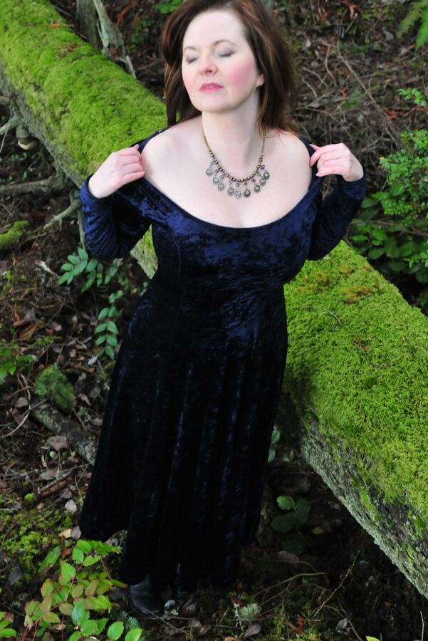15P Die ältere Dame Tasty Trixie zieht im Wald ihr langes Kleid über den mit Schläuchen bedeckten Arsch hoch