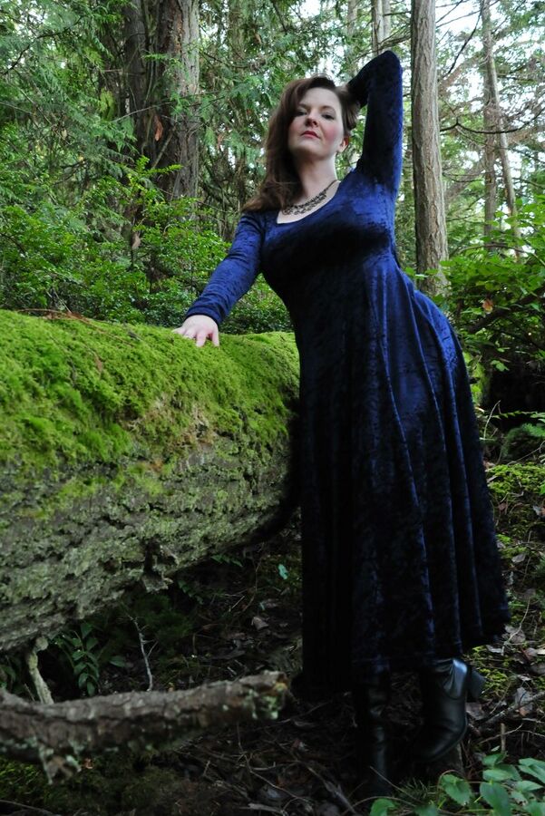 15P Die ältere Dame Tasty Trixie zieht im Wald ihr langes Kleid über den mit Schläuchen bedeckten Arsch hoch