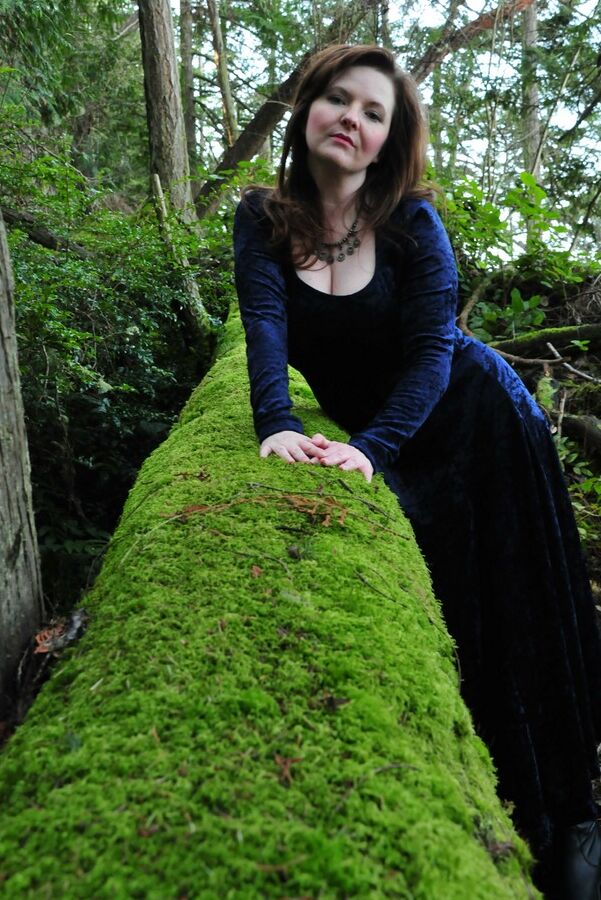 15P Die ältere Dame Tasty Trixie zieht im Wald ihr langes Kleid über den mit Schläuchen bedeckten Arsch hoch