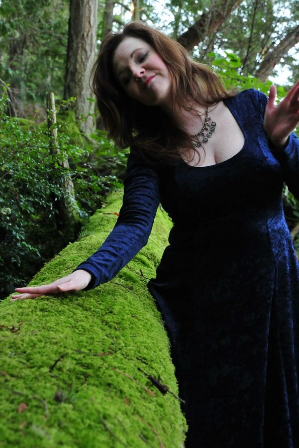 15P Die ältere Dame Tasty Trixie zieht im Wald ihr langes Kleid über den mit Schläuchen bedeckten Arsch hoch