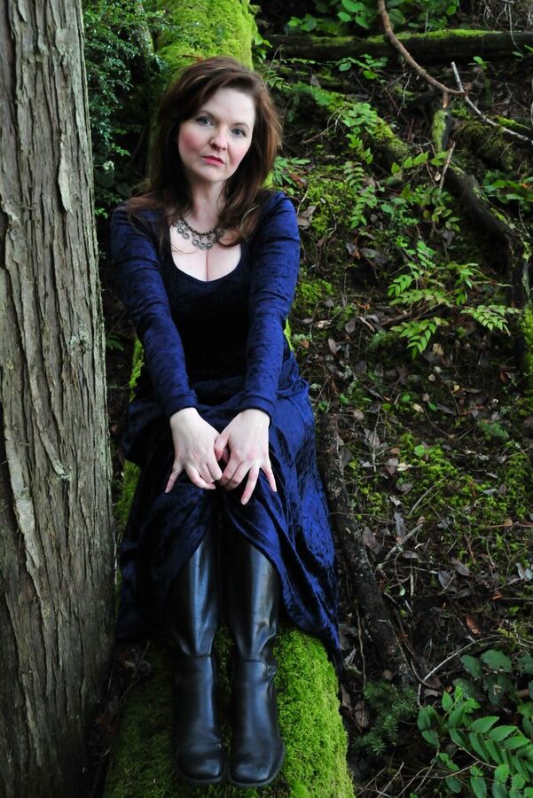 15P Die ältere Dame Tasty Trixie zieht im Wald ihr langes Kleid über den mit Schläuchen bedeckten Arsch hoch