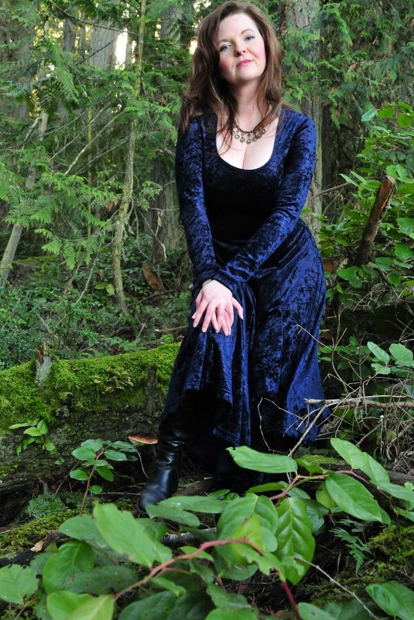 15P Die ältere Dame Tasty Trixie zieht im Wald ihr langes Kleid über den mit Schläuchen bedeckten Arsch hoch
