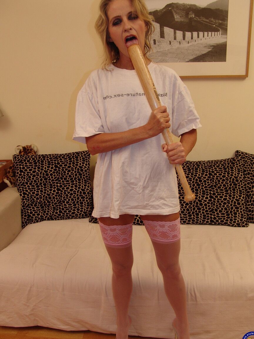 21P Giana, mature et coquine, se déshabille en bas roses et chevauche une batte de baseball.