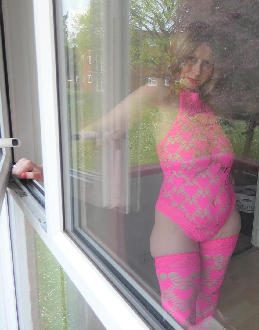 16P A amadora mais velha Posh Sophia modela lingerie rosa antes de vestir um vestido