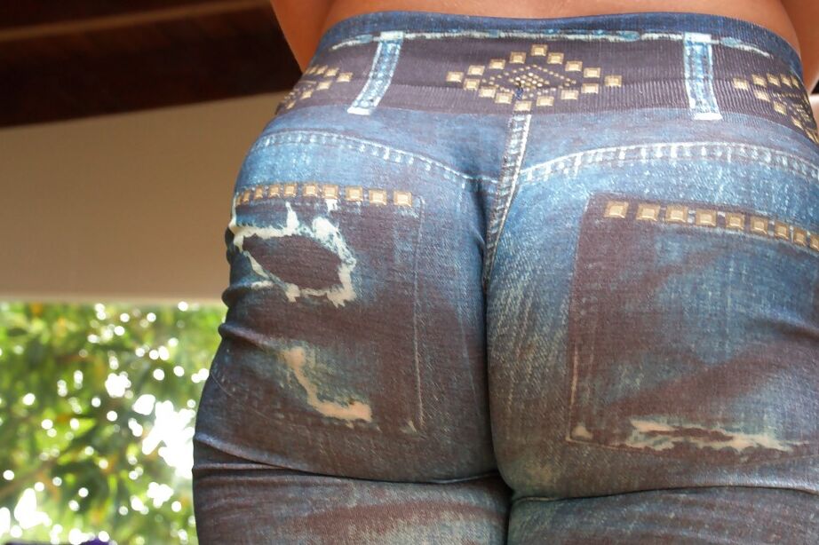16P Annika, la salope au gros cul, déshabille son cul énorme et sexy.