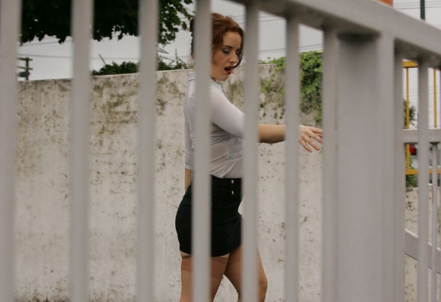 12P Superbe fille mature exhibant ses seins et sa fente poilue en plein air