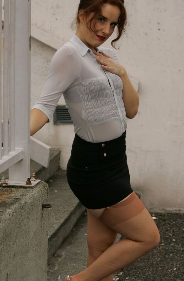 12P Superbe fille mature exhibant ses seins et sa fente poilue en plein air
