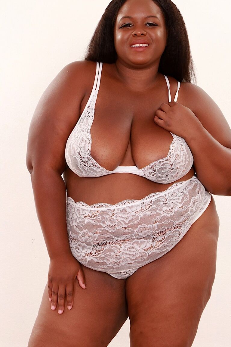16P La negra obesa Olivia Leigh muestra el rosa de su coño tras desnudarse