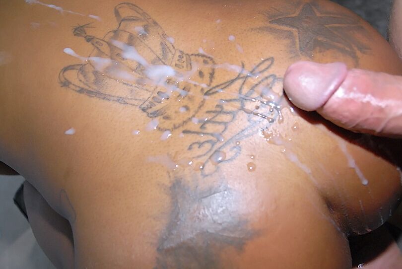 16P La mujer de ébano Gogo Fukme termina una follada dura con esperma en su trasero tatuado