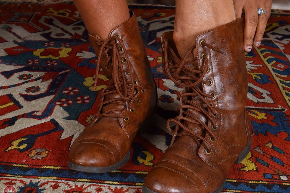 16P Ebony solo girl Rea Quinn removes boots and skirt on way to posing in the nude