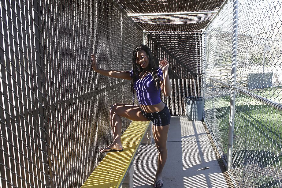 16P Gata de ébano peituda em shorts apertados piscando ao ar livre e tirando a roupa