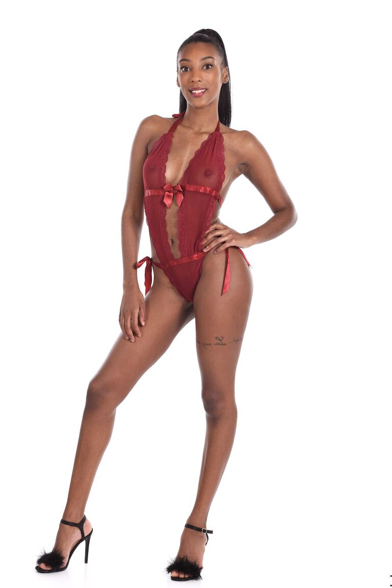 15P Leggy ébano modelo Asia Rae tira lingerie antes de dedilhar sua buceta