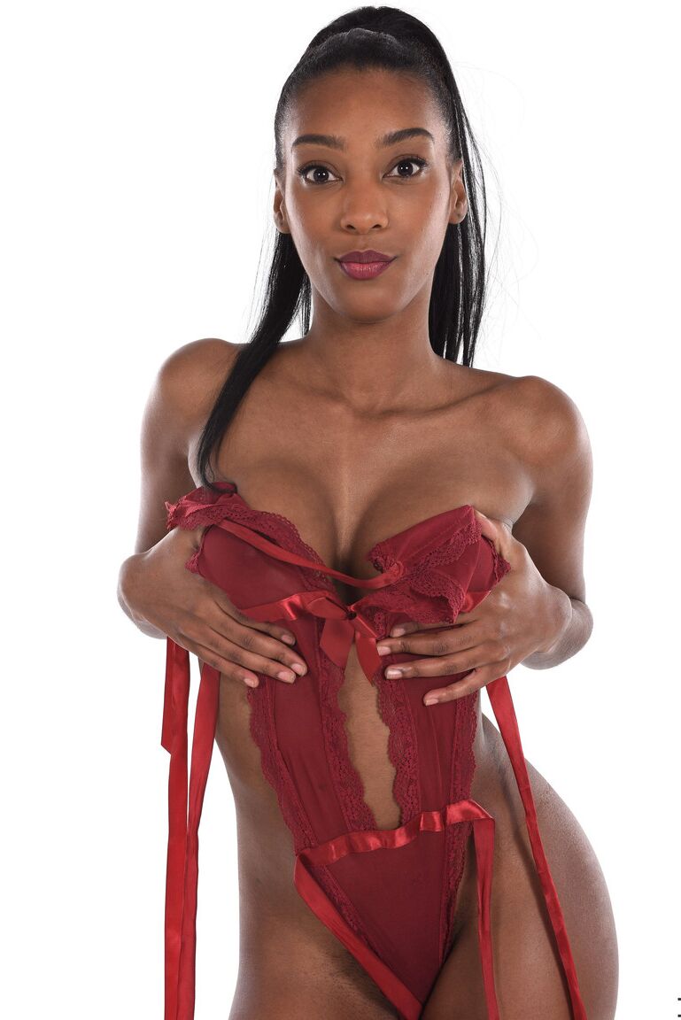 15P Leggy ébano modelo Asia Rae tira lingerie antes de dedilhar sua buceta