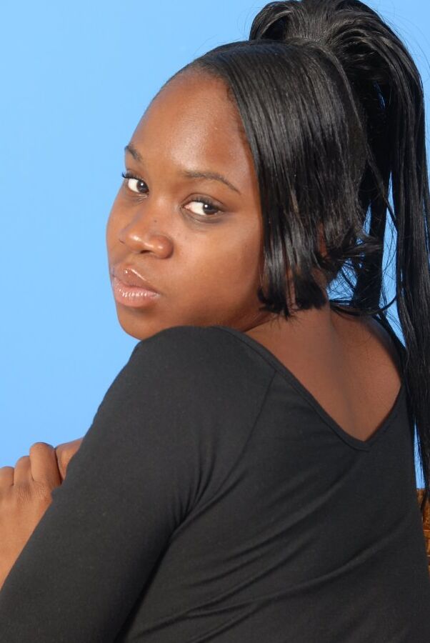 20P Chica negra solitaria descubre sus firmes tetas antes de deslizar las bragas sobre su trasero