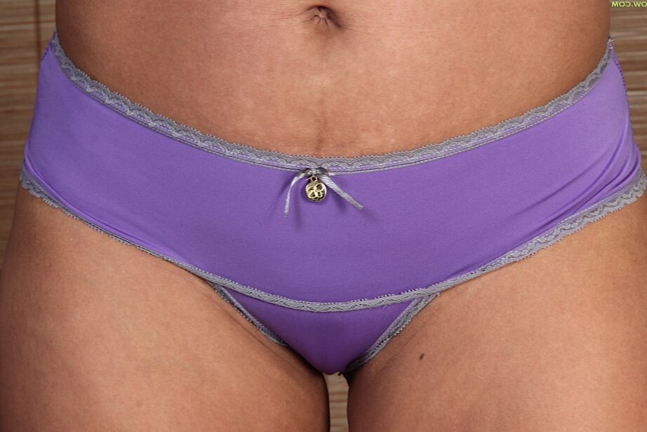 16P Linda Ebony milf Stacy Welch excita com seus buracos e peitos