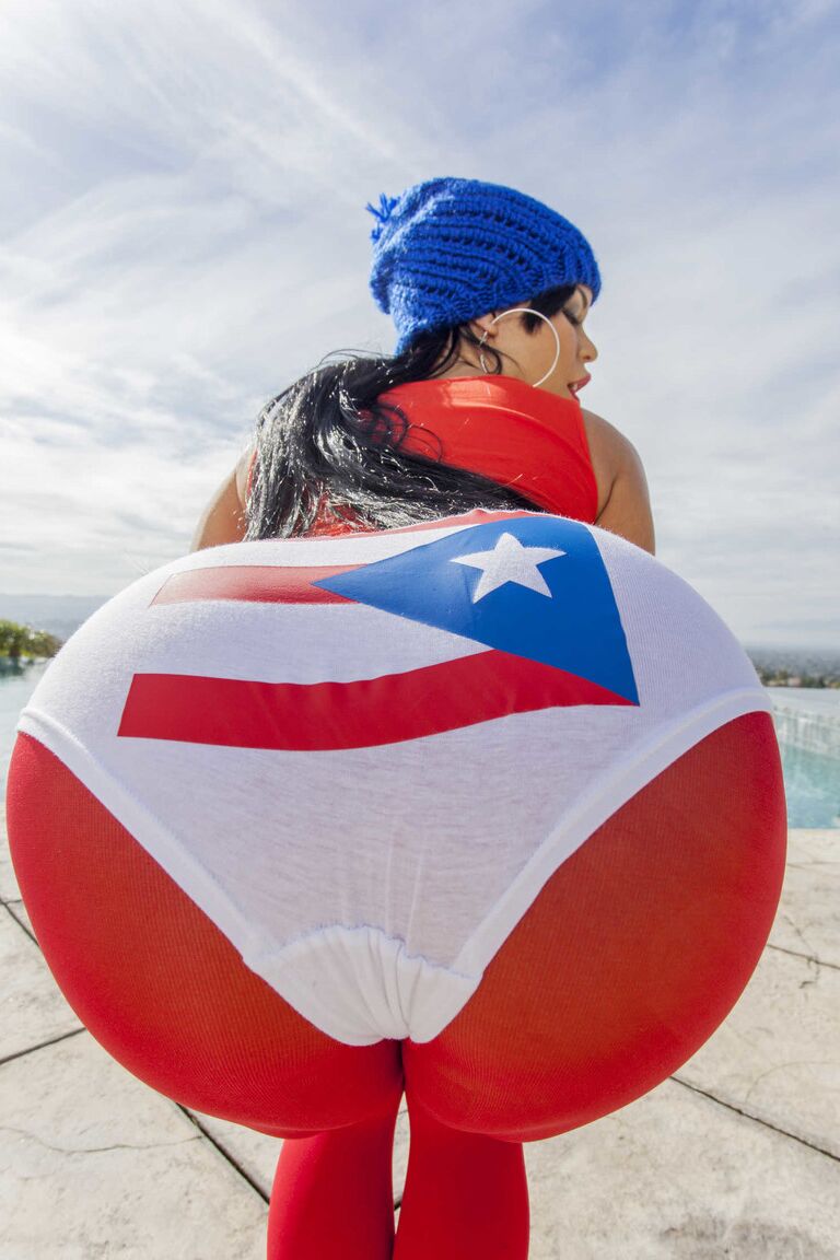 21P A gostosa Krissy Lynn tira a roupa e revela sua bunda cheia de óleo e seios falsos